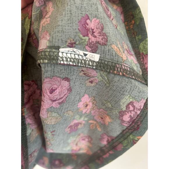 Woman's Dickies Scrub Top Size Medium Army Green W/ Pink Floral Pattern - Picture 9 of 9